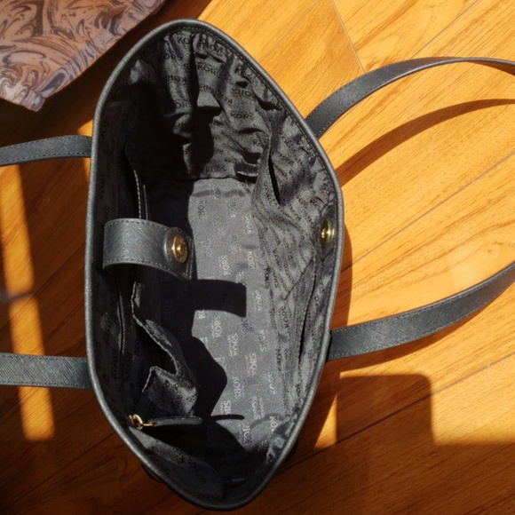 Black and white Michael Kors bag 🖤⚪ - Picture 3 of 6